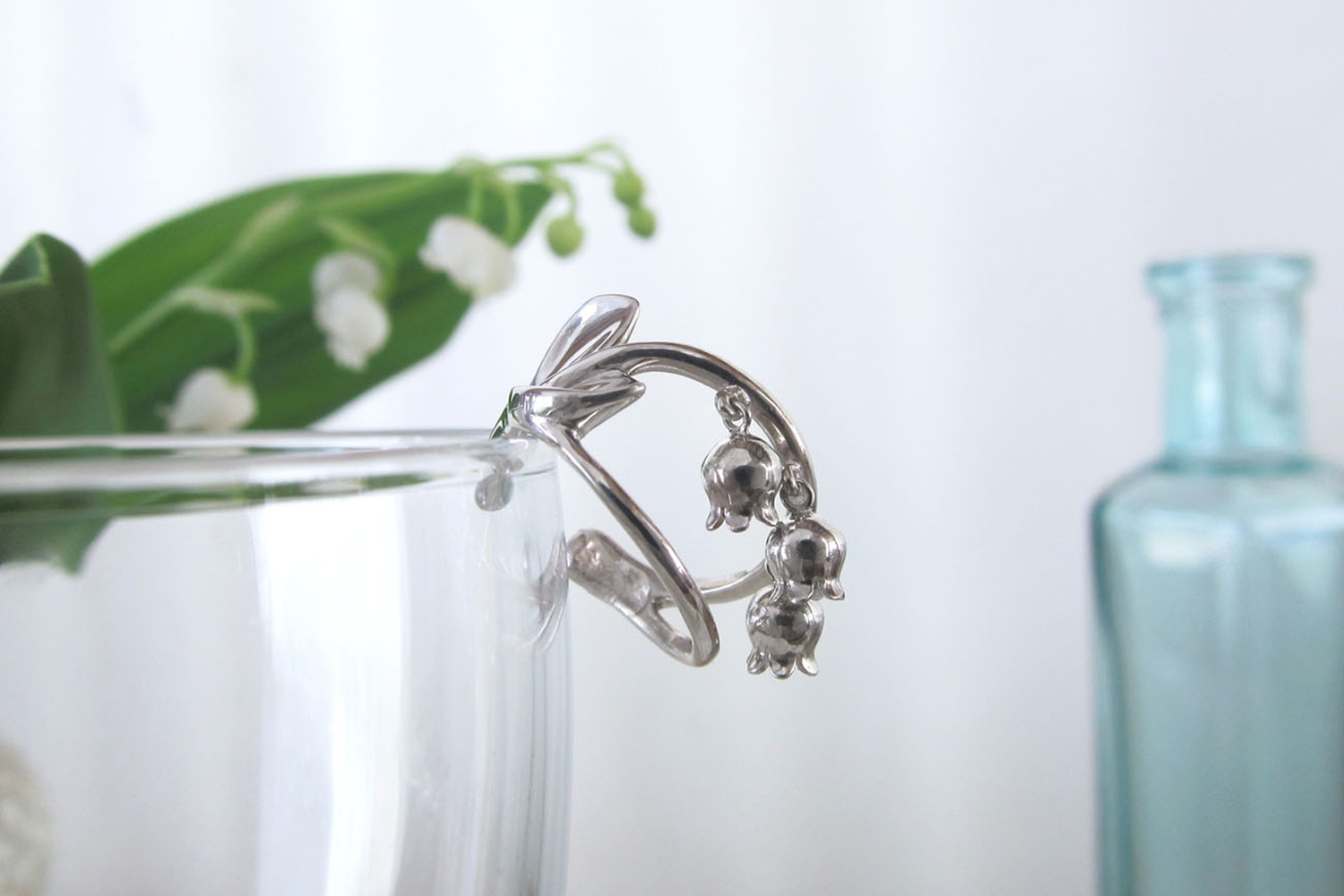 そよ風に揺れるすずらんのイヤーカフ　〜Lily of the valley〜♬　【左耳用】